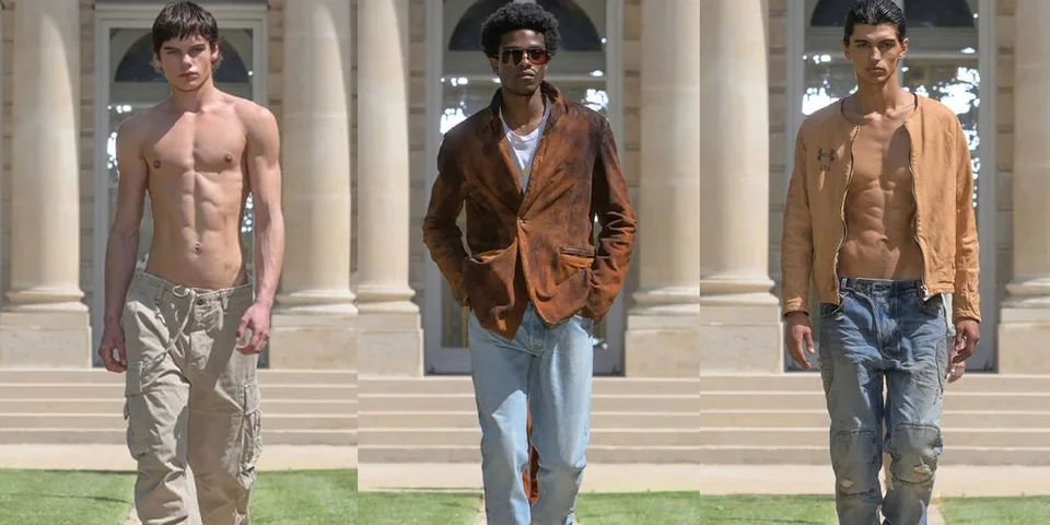 Défilé de mode avec trois mannequins masculins en jeans et vestes.