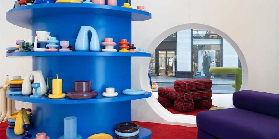 Intérieur coloré avec étagère bleue et objets décoratifs modernes.