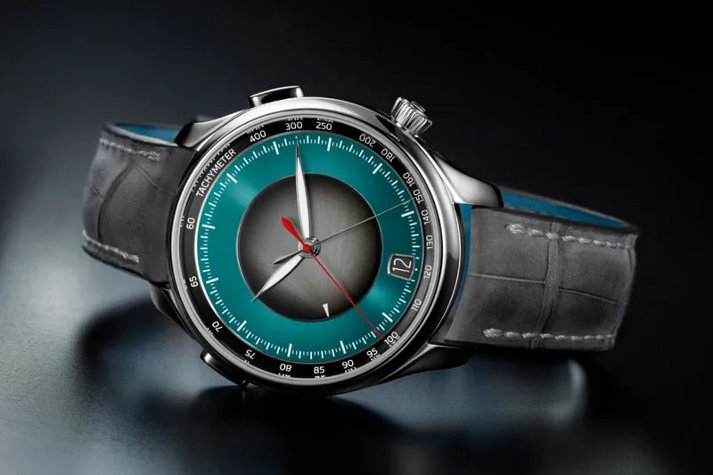 Bracelet gris avec cadran bleu et aiguilles rouges sur une montre élégante.