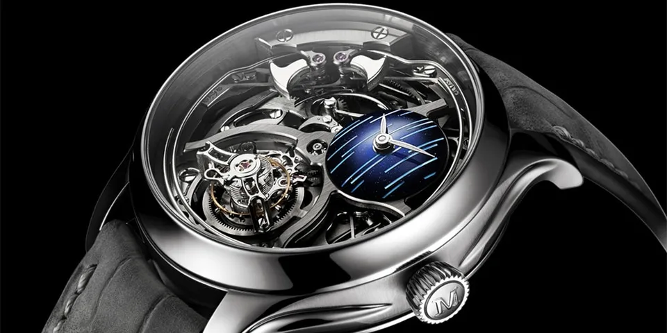 Montre mécanique complexe avec boîtier transparent et cadran détaillé.