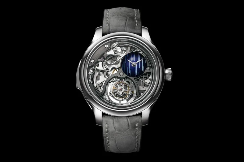 Montre squelette avec mécanisme visible et cadran bleu.