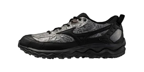 Chaussure de sport noire et grise à texture.