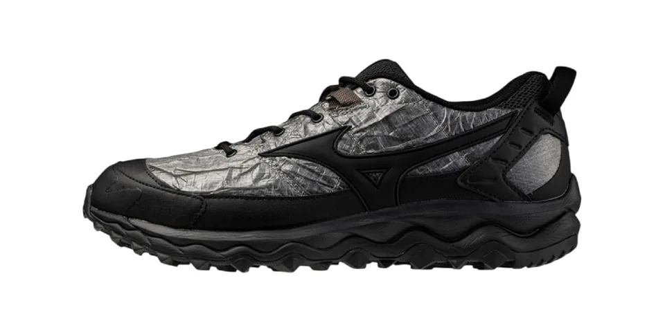 Chaussure de sport noire et grise à texture.