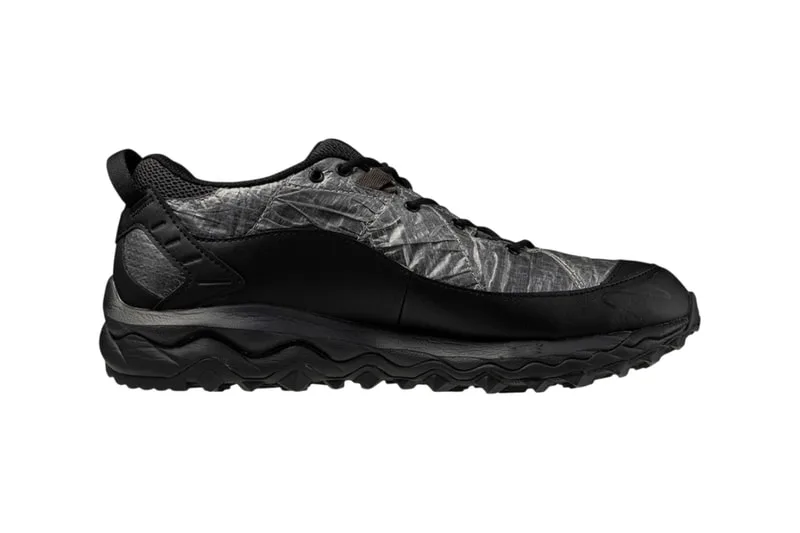 Chaussure noire et grise avec semelle épaisse et motif texturé moderne.