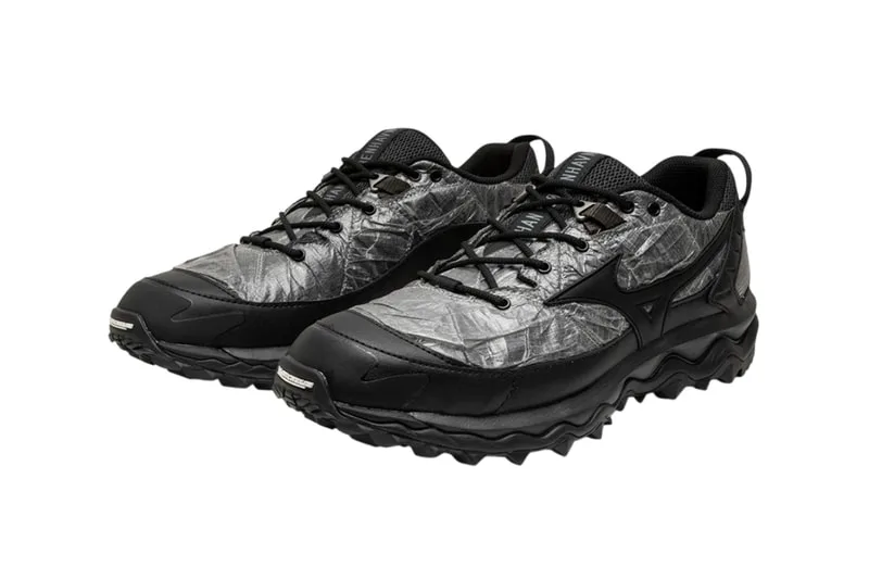 Chaussures noires et argentées avec semelle cramponnée