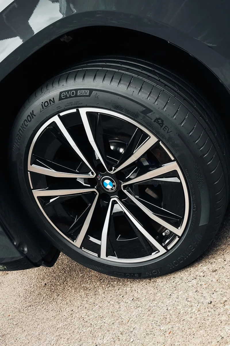 Roue BMW avec pneu Hankook sur une voiture grise.