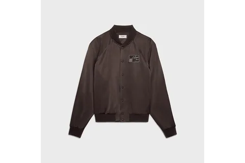 Veste bomber marron avec patch sur la poitrine.