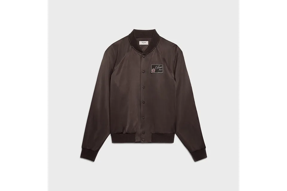 Veste bomber marron avec patch sur la poitrine.