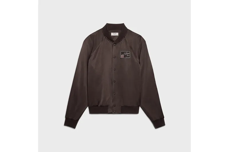 Veste noire boutonnée avec patch sur la poitrine