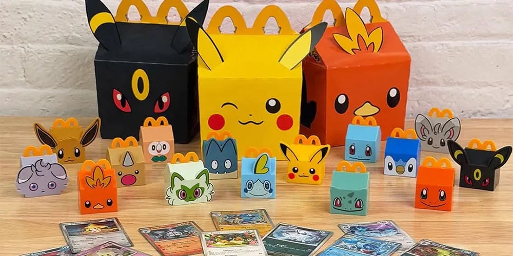 Boîtes en papier décorées en personnages Pokémon, exposées sur une table.