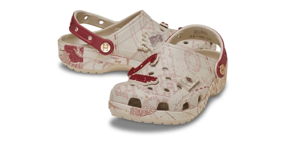 Sabots beige et rouge avec motifs et bandes perforées.