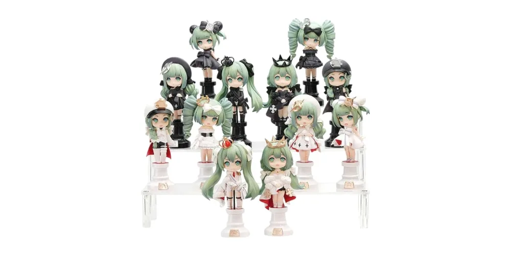 Figurines d'échecs et personnages verts stylisés en disposition.