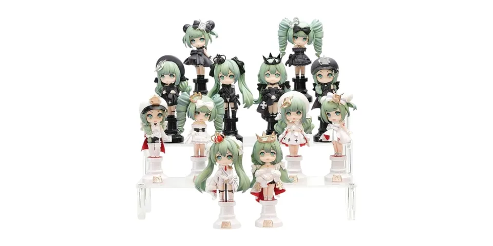 Figurines d'échecs et personnages verts stylisés en disposition.