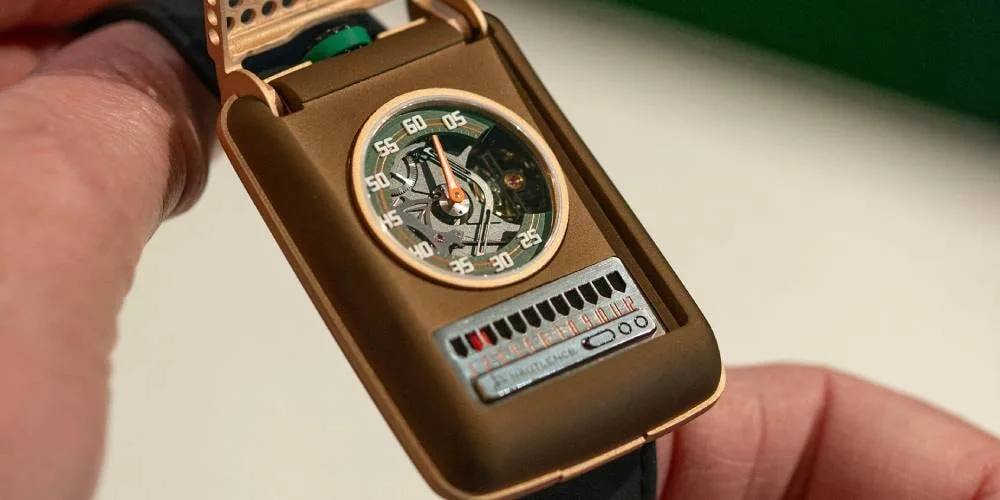Montre unique avec cadran transparent et design futuriste.