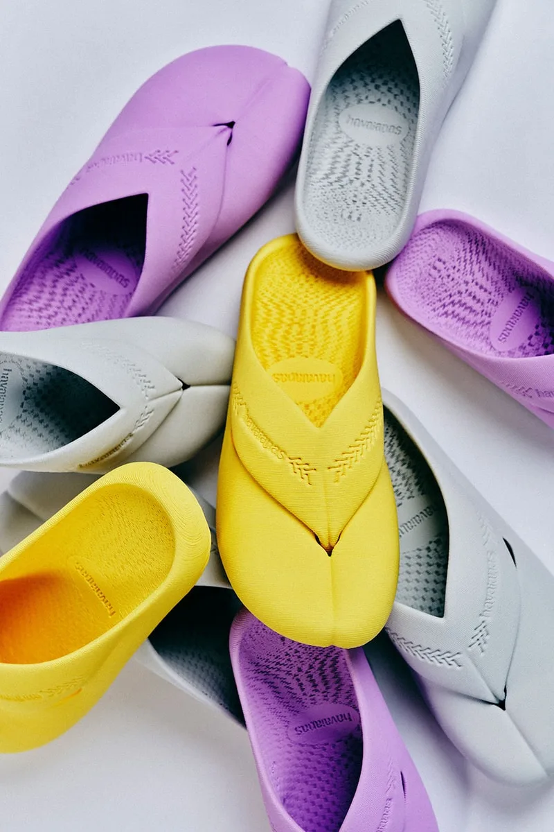 Paire de sandales colorées en jaune, violet et gris.