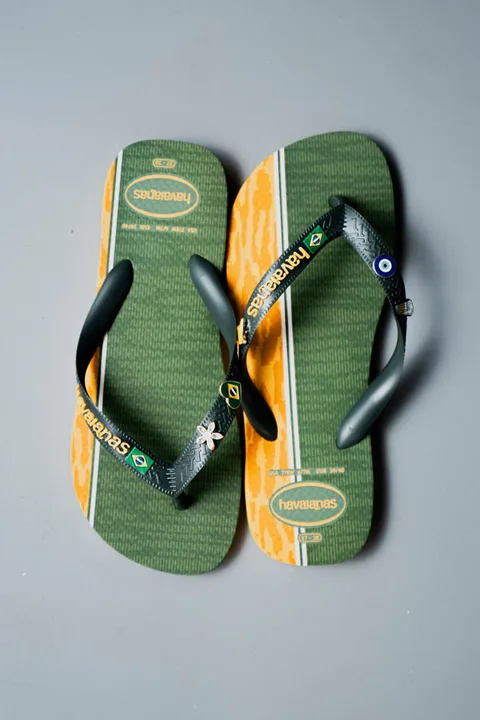 Tongs vertes et oranges avec motifs et drapeau brésilien
