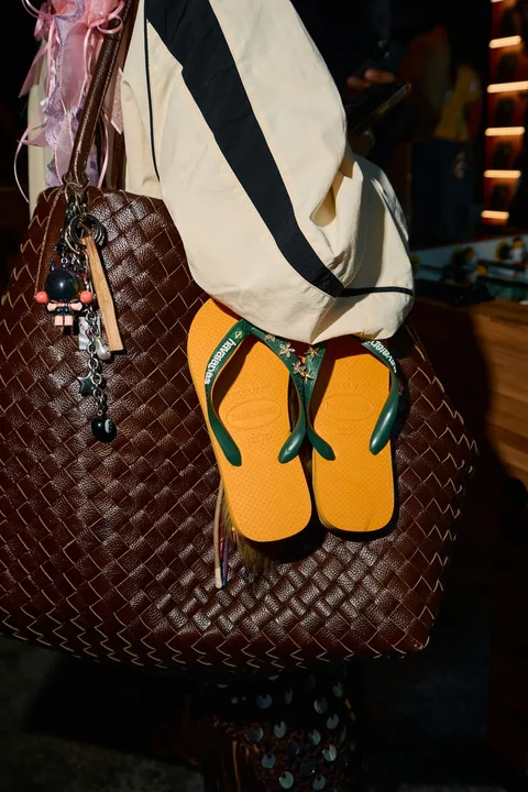 Sac en cuir tressé avec sandales et porte-clés suspendus.