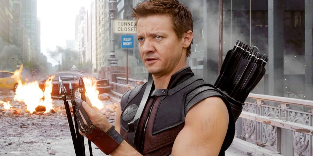 Personnage de film avec arc et flèches sur fond urbain en ruines.