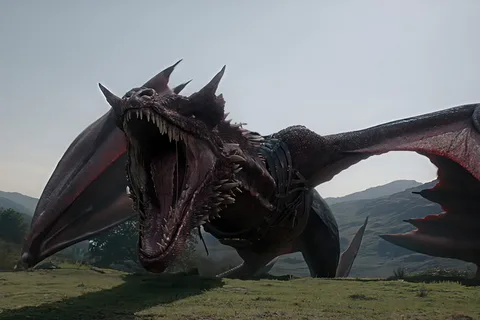 Dragon menaçant avec ailes déployées sur fond de collines.