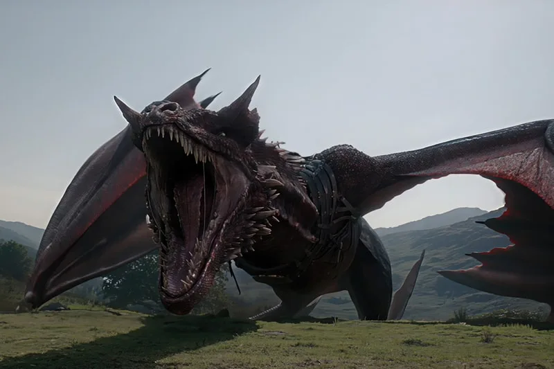 Dragon menaçant avec ailes déployées sur fond de collines.