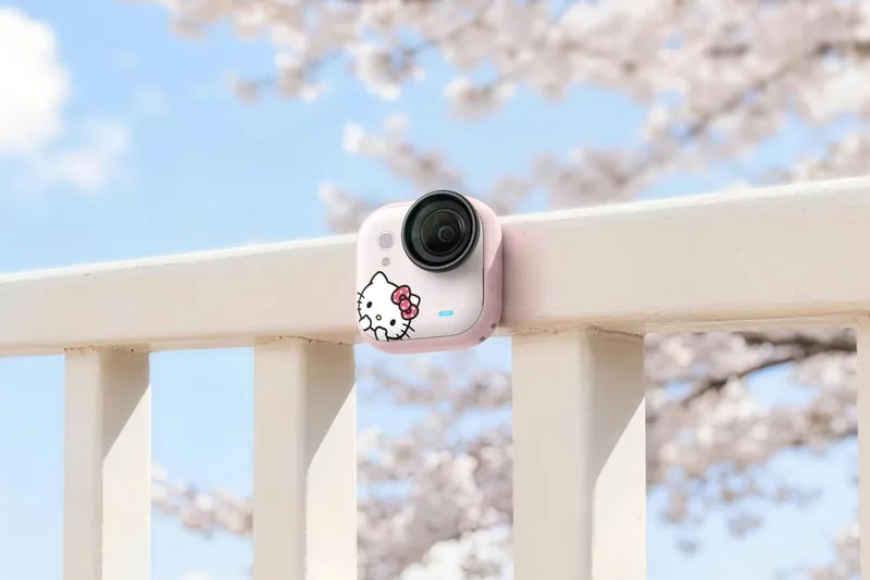 Caméra blanche avec Hello Kitty, fond de fleurs de cerisier.