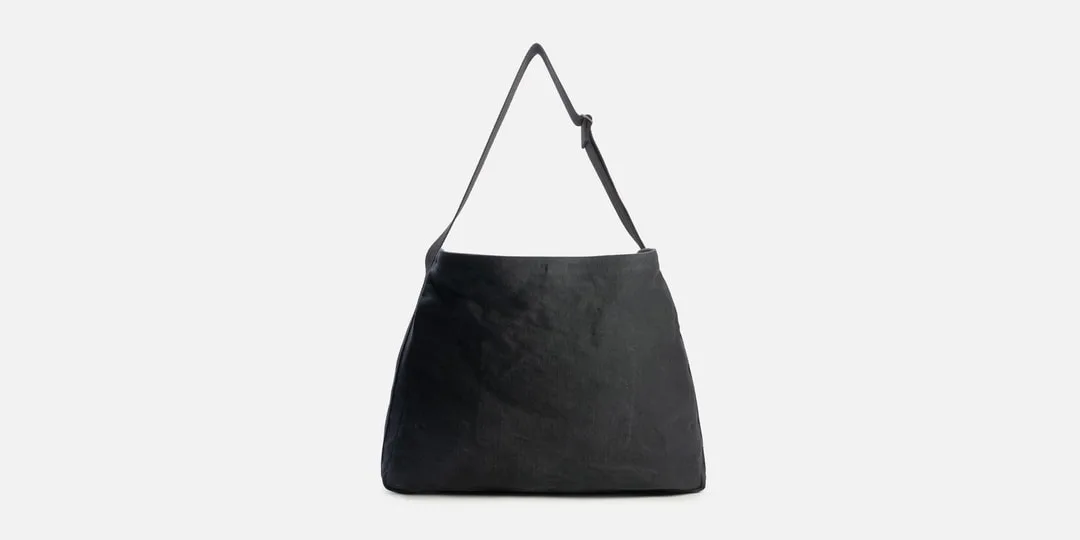 Sac à bandoulière noir sur fond blanc