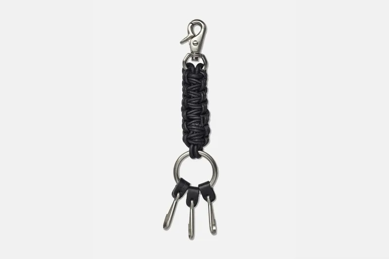 Porte-clés en cuir tressé avec mousqueton et anneaux.