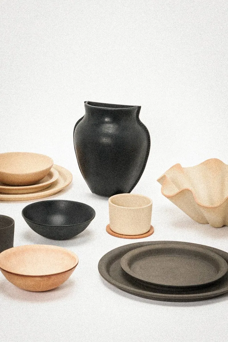 Ensemble de vaisselle en céramique de différentes formes et couleurs.