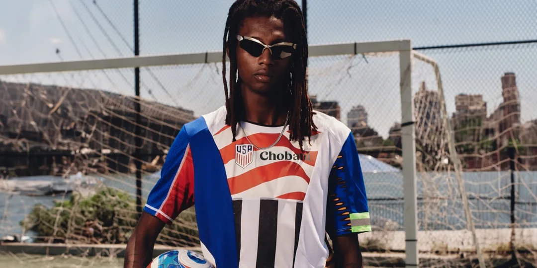 Jeune homme en tenue sportive devant un but de football.