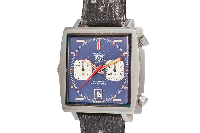 Montre carrée bleue, chronographe automatique Heuer Monaco.