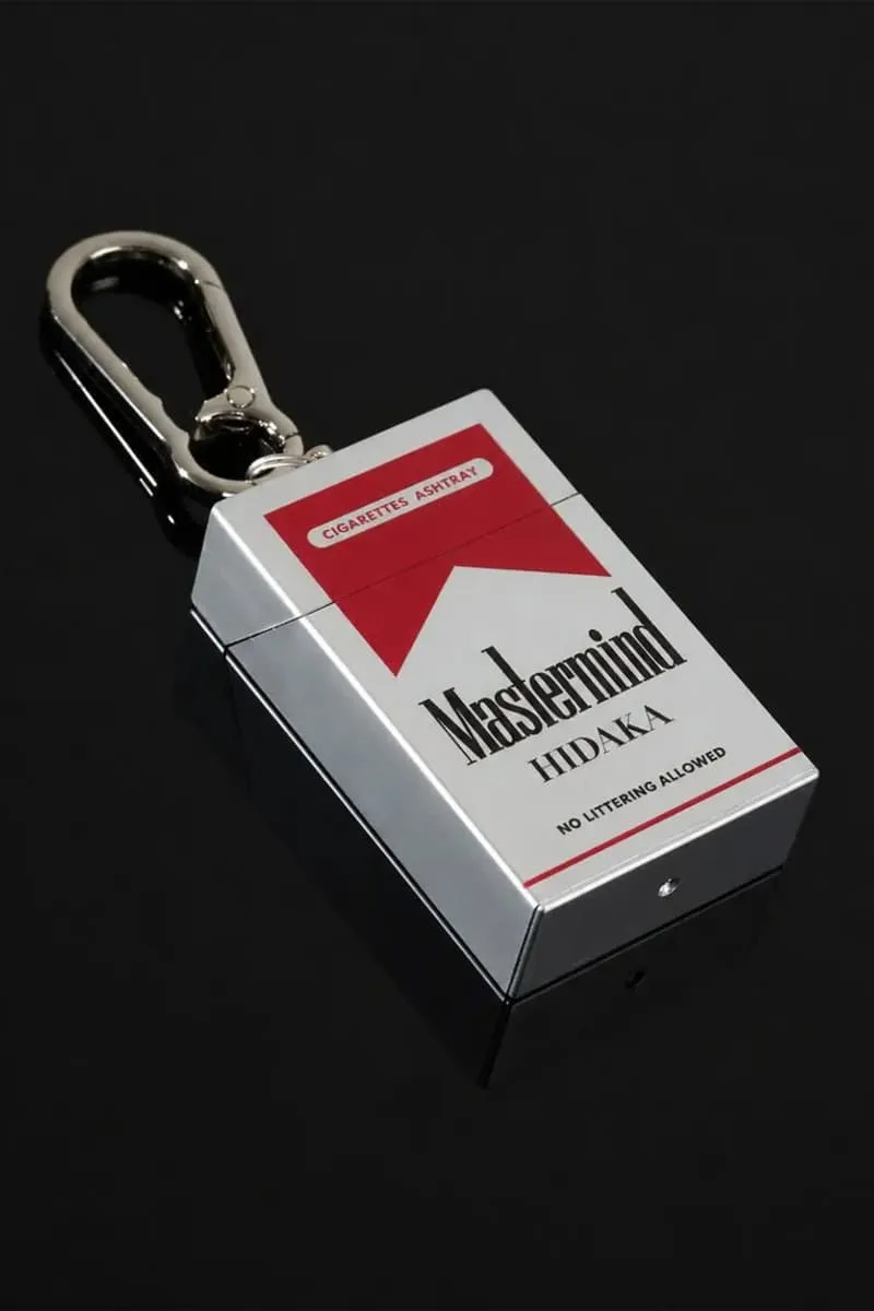 Briquet en forme de paquet de cigarettes, avec un mousqueton.