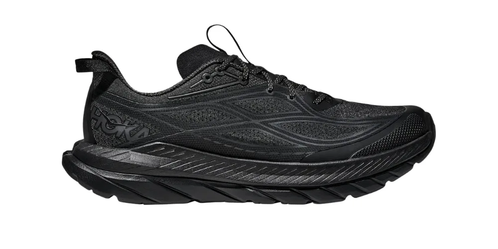 Chaussure de course noire avec semelle épaisse et détails en maille.
