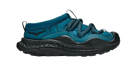 Chaussure de sport bleu avec lacets épaisses et semelle noire.