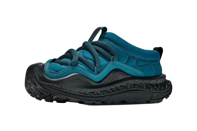 Chaussure de sport bleu et noire avec semelle texturée.
