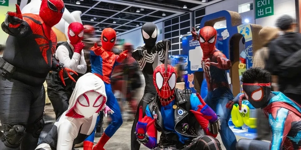 Groupe de personnes en costumes de Spider-Man lors d'un événement.