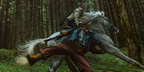 Deux cavaliers armés chevauchant à travers une forêt dense.