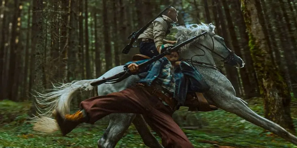 Deux cavaliers armés chevauchant à travers une forêt dense.