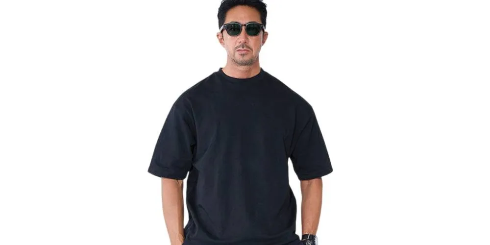 Homme en t-shirt noir avec lunettes de soleil