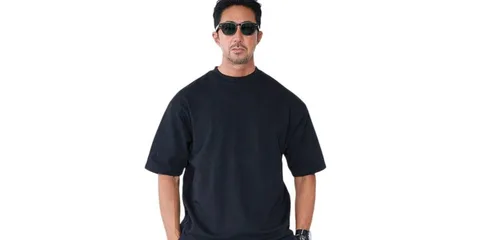 Homme en t-shirt noir avec lunettes de soleil
