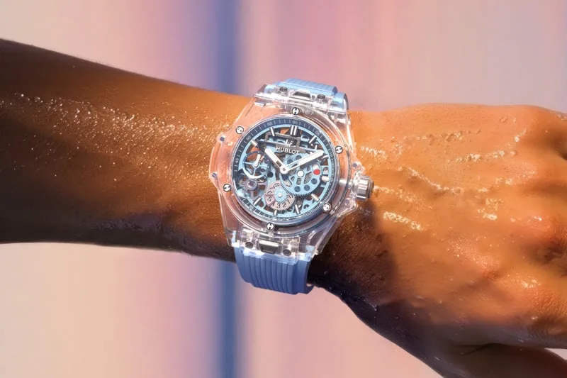 Montre élégante avec boîtier transparent et bracelet bleu clair