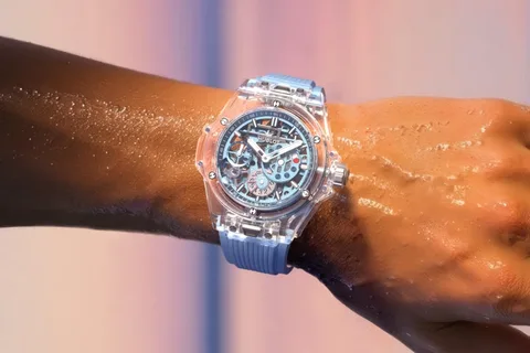 Montre élégante avec boîtier transparent et bracelet bleu clair