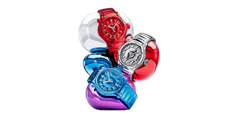 Montres colorées posées sur des sculptures de bulles brillantes.