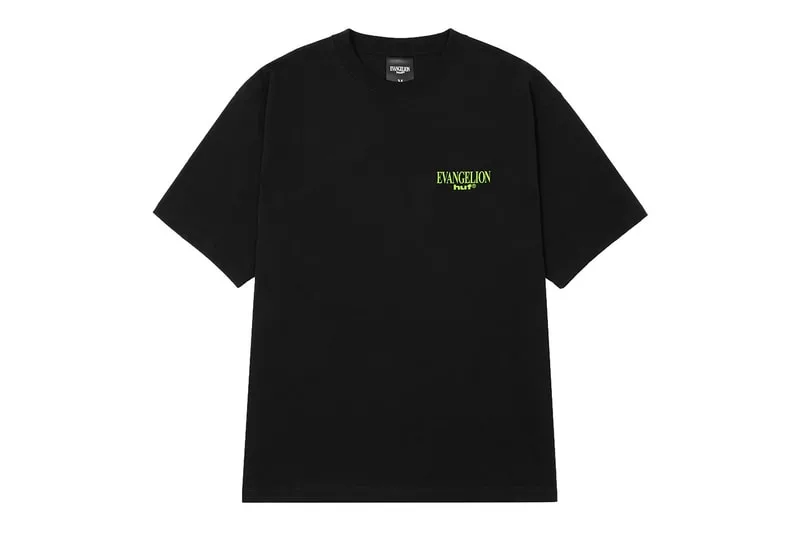 T-shirt noir avec logo Evangelion vert sur la poitrine.