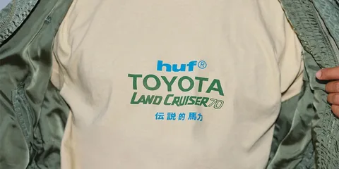 Personne portant un t-shirt Toyota Land Cruiser HUF.