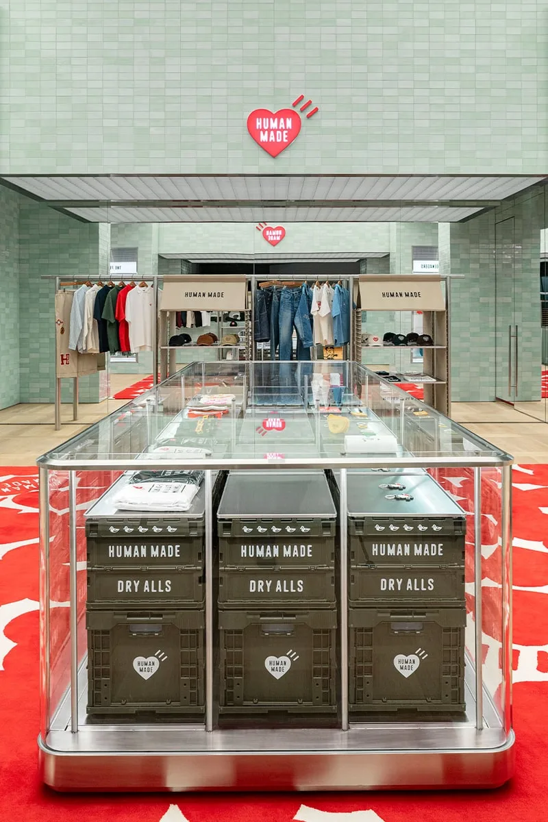 Intérieur d'une boutique Human Made avec vêtements et accessoires exposés.
