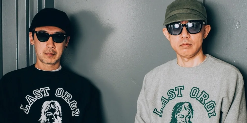 Deux hommes avec lunettes de soleil portant des sweatshirts Last Orgy.