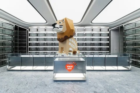 Intérieur moderne avec statue lion HUMAN MADE, murs de boîtes noires.
