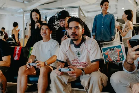 Des personnes jouent à un jeu vidéo lors d'un événement social.
