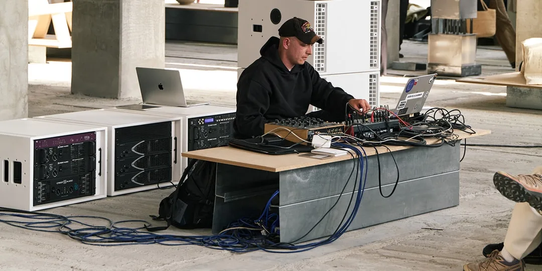 DJ mixant de la musique avec équipement et ordinateur portable.