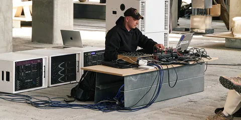DJ mixant de la musique avec équipement et ordinateur portable.